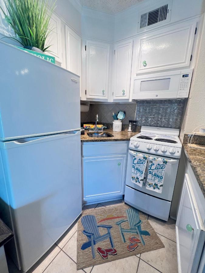 Sun Splashed Condo! Steps To Beach And 2 Pools Galveston Island Buitenkant foto